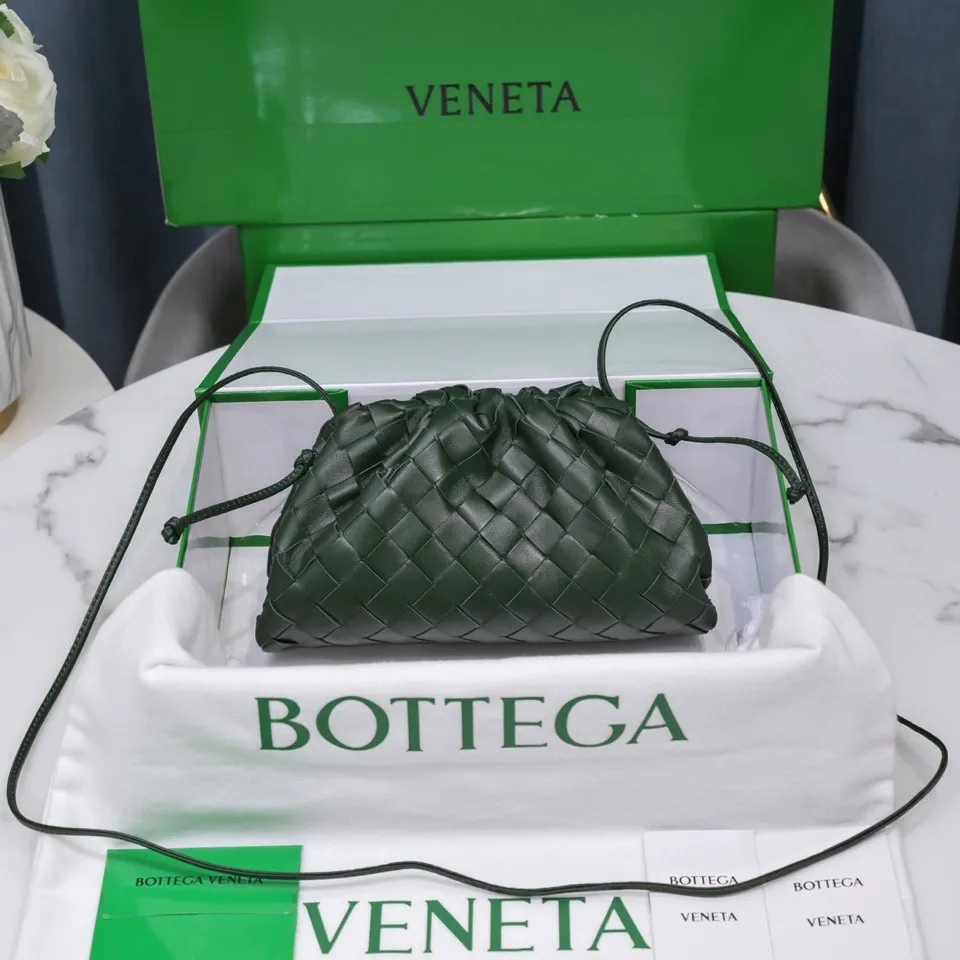 Batch 1260 Small Cloud Large Plaid Weaving The pouch Cloud bag is the first series designed by former Celine designer Daniel Lee after joining BV. The upper body is extremely ecstatic ~ fashionable and classy ~ elegant and concise, lazy and intellectual size: 23*13*8 [Little Cloud Rough Weave#]